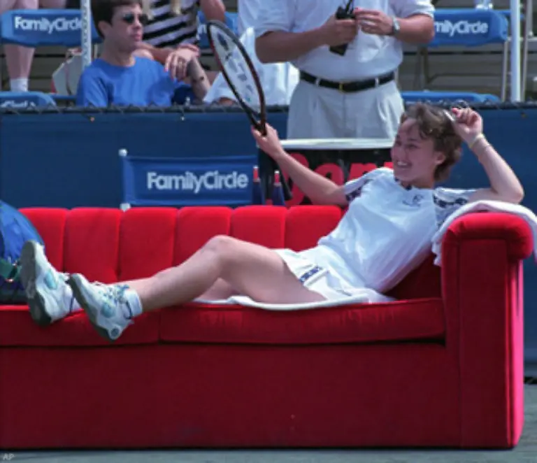 Trotz-der-Niederlagen-in-den-wichtigsten-Endspielen-beendet-Hingis-das-Jahr-mit-sieben-Turniersiegen-als-Nummer-eins-der-Welt