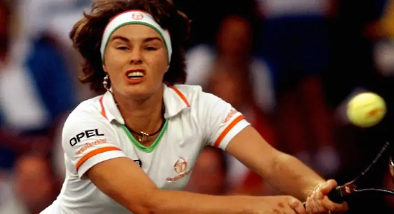 Doch-2000-sieht-die-Tennis-Welt-ploetzlich-anders-aus-Hingis-rennt-hilflos-Spielerinnen-wie-Davenport-und-Willimas-hinterher-und-die-gibt-die-entscheidenden-Partien-der-Grand-Slam-Turniere-ab