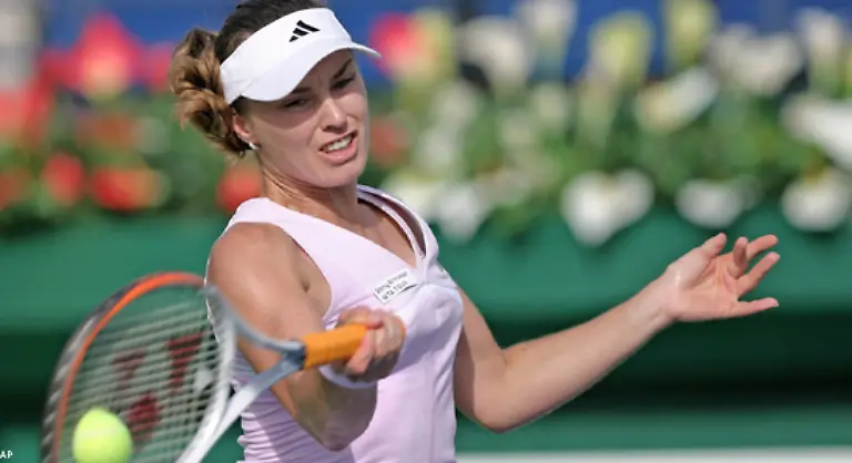 2002-erreicht-Hingis-zwar-zum-sechsten-Mal-in-Folge-das-Finale-der-Australian-Open-unterliegt-dort-jedoch-in-einem-dramatischen-Spiel-Jennifer-Capriati