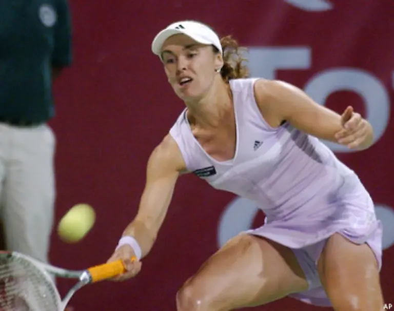 Hingis-verspielt-dabei-eine-6-4-und-4-0-Fuehrung-und-verliert-am-Ende-mit-6-4-6-7-und-2-6