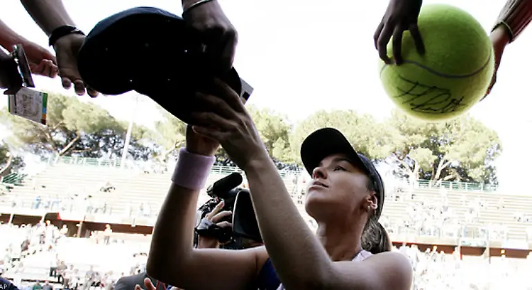 Nach-einer-Niederlage-beim-Turnier-in-Filderstadt-im-Herbst-2002-erklaert-Hingis-dass-sie-an-chronischen-Fussproblemen-leide-und-momentan-nicht-mehr-in-der-Lage-sei-Profi-Tennis-zu-spielen