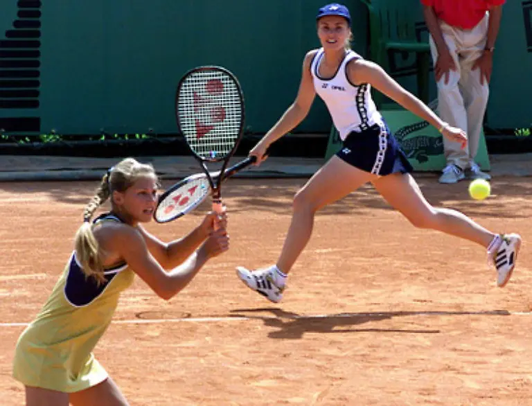 Der-Versuch-startet-am-1-Januar-2006-beim-Turnier-in-Brisbane-an-der-Gold-Coast-Hingis-erreicht-auf-Anhieb-im-Einzel-und-im-Doppel-das-Halbfinale