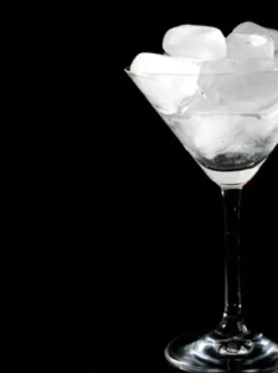 Aus-Platzgruenden-hier-nur-Variante-zwei-Kuehlen-Sie-das-Martini-Glas-mit-Eis-bis-es-wirklich-kalt-ist-Schuetten-Sie-das-Eis-restlos-weg-Geben-Sie-nun-ein-wenig-Vermouth-ins-Glas