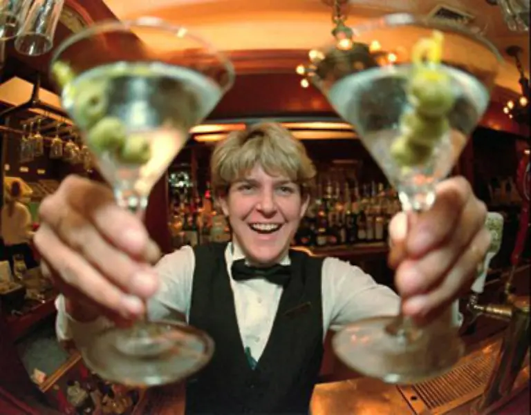 Ins-Ruehrglas-geben-Sie-festes-nicht-tropfendes-Eis-und-5-cl-Gin-und-ruehren-vorsichtig-Anschliessend-seihen-Sie-den-Gin-in-das-benetzte-Martini-Glas-ab-und-fuegen-die-Olive-hinzu