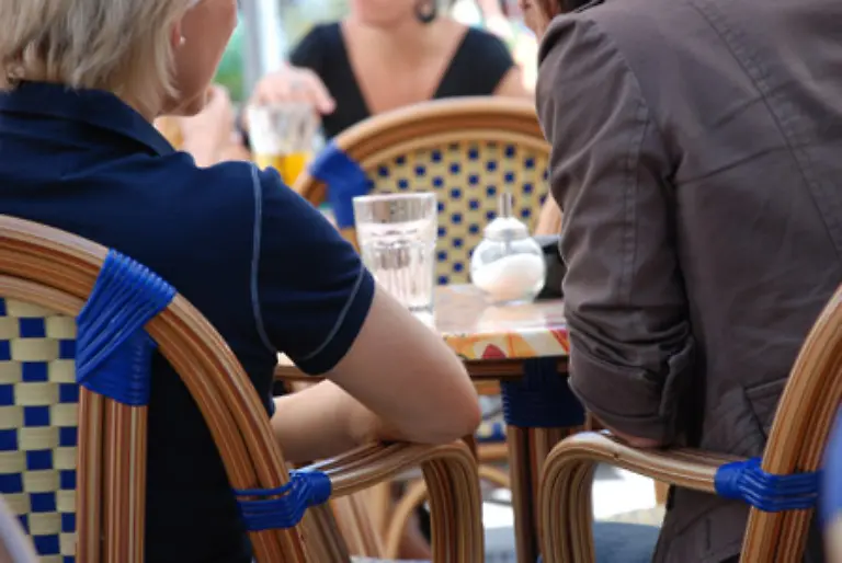 Beschraenken-Sie-Ihre-Konversation-beim-ersten-Date-ruhig-auf-etwas-Smalltalk-wie-das-geht-erfahren-Sie-spaeter-Sexistische-Bemerkungen-und-Schilderungen-Ihrer-Heldentaten-sind-genauso-tabu-wie-haeufige-Blicke-in-Richtung-der-Frau-am-Nebentisch