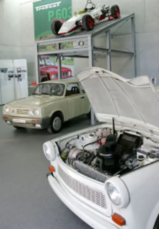 Erst-Ende-der-80er-Jahre-wurde-ein-Vierzylindermotor-mit-Lizenz-von-Volkswagen-eingebaut-Aber-da-war-die-DDR-schon-fast-am-Ende