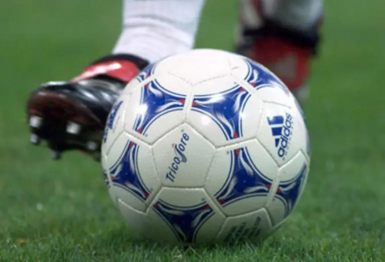 Ein-Spieler-befindet-sich-nicht-in-einer-Abseitsstellung-wenn-er-sich-im-Moment-des-Abspiels-in-der-eigenen-Spielfeldhaelfte-oder-auf-gleicher-Hoehe-mit-dem-vorletzten-Verteidiger-befindet
