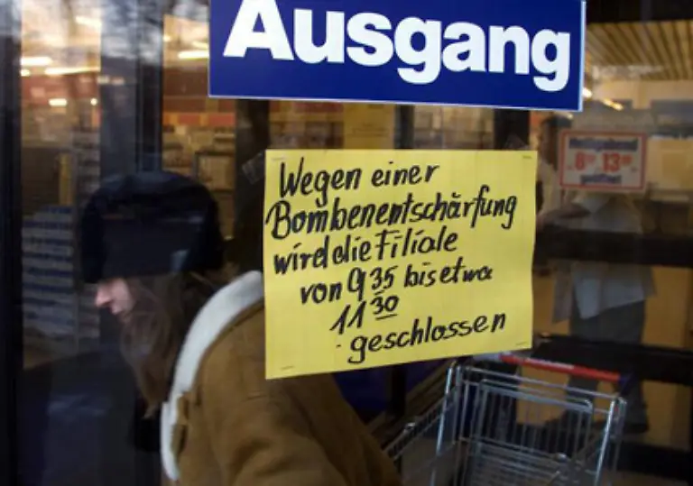 Gelegentlich-findet-man-eine-Bombe-Es-empfiehlt-sich-die-Finger-von-der-Bombe-zu-lassen-Waehlen-sie-die-Rufnummer-110-die-Polizei-alarmiert-dann-die-Fachleute