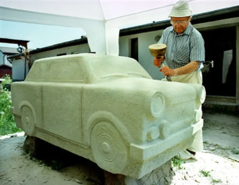 Die-Zwickauer-sind-stolz-auf-ihren-Trabant-und-setzten-ihm-1998-gar-ein-Denkmal-hier-ist-ein-Teil-davon-in-Arbeit