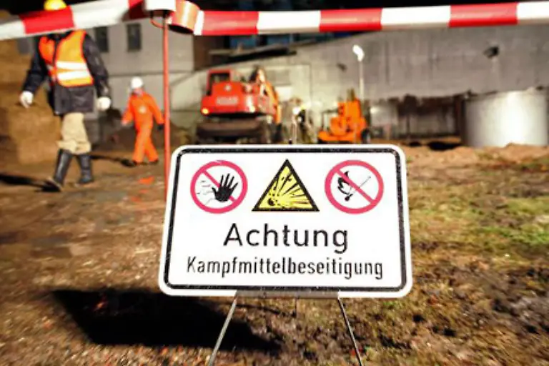 Sehr-viel-schwieriger-ist-es-eine-Bombe-mit-Langzeitzuender-zu-entschaerfen-Diese-funktionieren-nicht-mechanisch-sondern-chemisch-und-sind-deshalb-unberechenbar