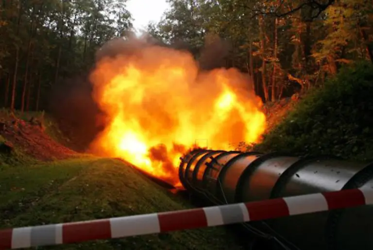 Chemische-Langzeitzuender-enthalten-eine-Acetonampulle-Wird-die-Bombe-bewegt-kann-sie-brechen-Das-Aceton-weicht-dann-die-zwischen-Ampulle-und-Zuender-befindliche-Sicherungsscheibe-auf-und-der-Zuender-schlaegt-durch