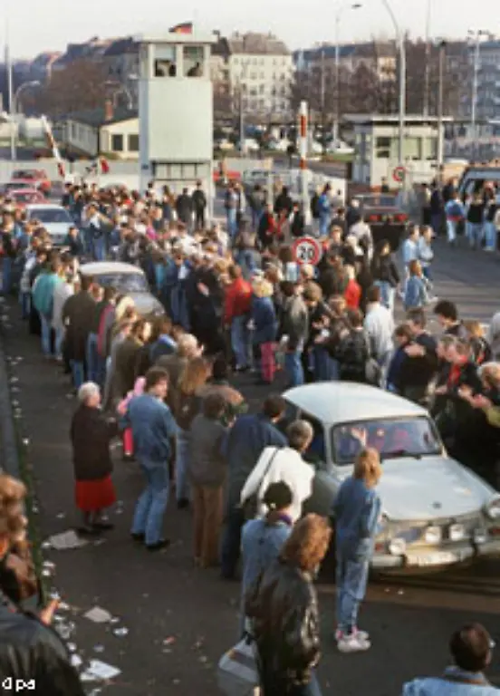Am-9-November-1989-schliesslich-ging-die-deutsche-Nachkriegsgeschichte-mit-der-Oeffnung-der-Berliner-Mauer-zu-Ende
