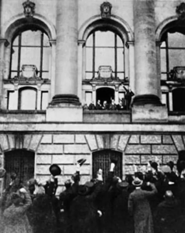 Der-9-November-1918-erlebte-die-Geburtsstunde-der-ersten-deutschen-Demokratie-Zwei-Tage-vor-dem-Waffenstillstand-der-den-Ersten-Weltkrieg-beendete-proklamierte-der-Sozialdemokrat-Philipp-Scheidemann-vom-Berliner-Reichstag-aus-die-Deutsche-Republik