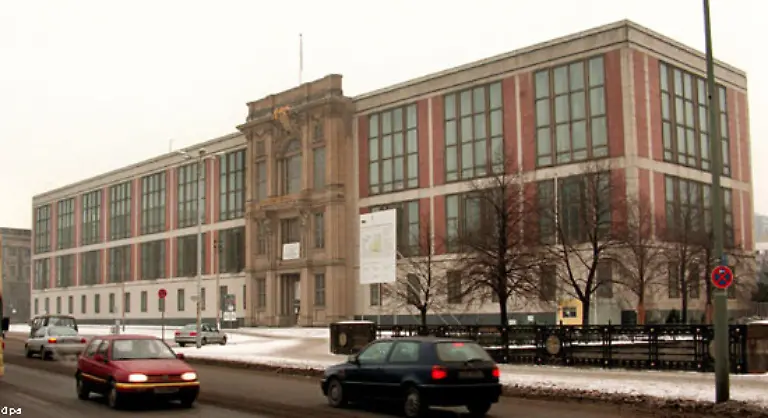 Aus-diesem-Grund-wurde-dieser-Balkon-samt-zugehoerigem-Portal-verschont-als-die-SED-nach-dem-Zweiten-Weltkrieg-das-Stadtschloss-zerstoeren-liess