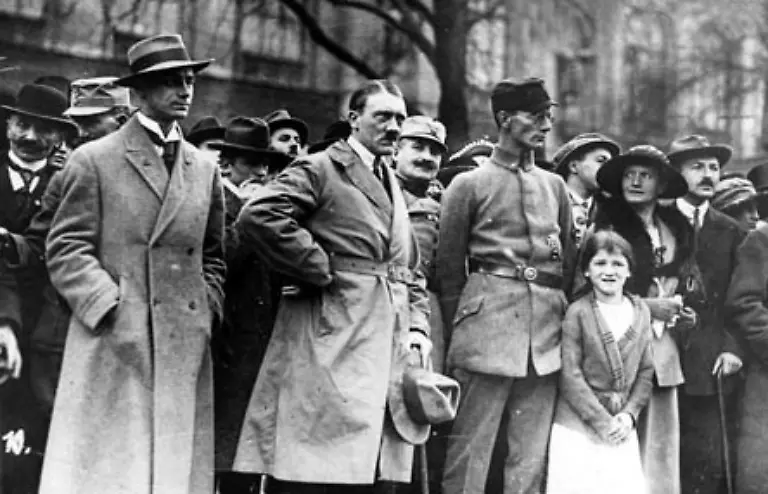 Fuenf-Jahre-nach-der-Novemberrevolution-schlug-in-Muenchen-ein-Putschversuch-fehl-mit-dem-Adolf-Hitler-in-Anlehnung-an-Mussolinis-Marsch-auf-Rom-die-Initialzuendung-fuer-einen-Marsch-auf-Berlin-schaffen-wollte
