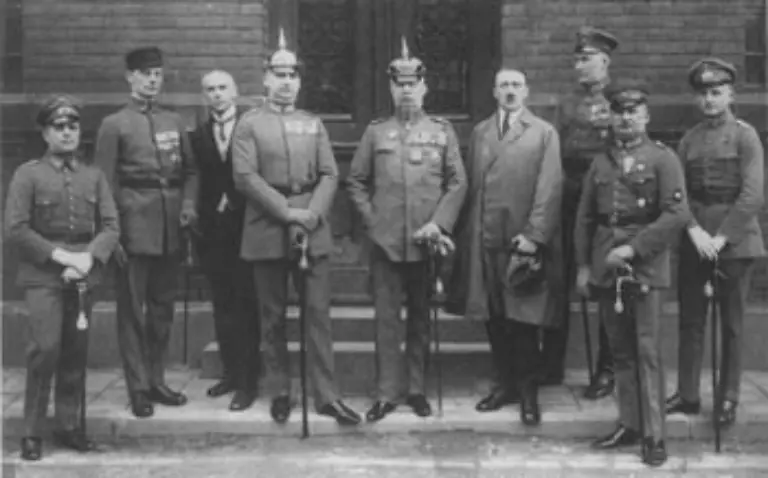 Hitler-wurde-in-Muenchen-wegen-Hochverrats-vor-Gericht-gestellt-Da-die-Richter-ihn-und-seine-Kumpanen-mit-einem-Hoechstmass-an-Wohlwollen-behandelten-war-der-Prozess-fuer-Hitler-nichts-anderes-als-eine-Propagandaplattform