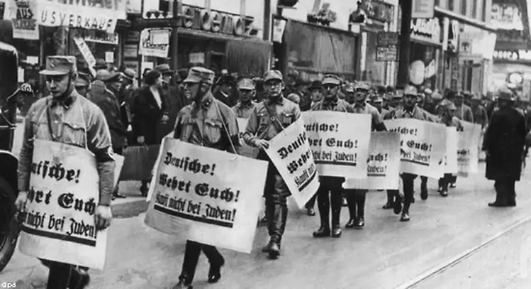 Fuenf-Jahre-nach-ihrer-Machtergreifung-nahmen-die-Nazis-den-Anschlag-eines-17-jaehrigen-polnischen-Juden-auf-einen-Legationssekretaer-der-deutschen-Botschaft-in-Paris-zum-Anlass-um-einen-schon-lange-geplanten-Schlag-gegen-die-deutschen-Juden-in-die-Wege-zu-leiten