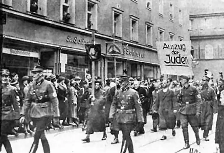 war-eine-Aufforderung-zum-Handeln-In-der-Nacht-zum-10-November-1938-fielen-NS-Banden-ueber-Synagogen-juedische-Einrichtungen-und-ueber-die-Geschaefte-von-Juden-her-Das-Bild-zeigt-den-Auszug-der-Juden-aus-Regensburg-sie-wurden-ins-KZ-Dachau-gebracht