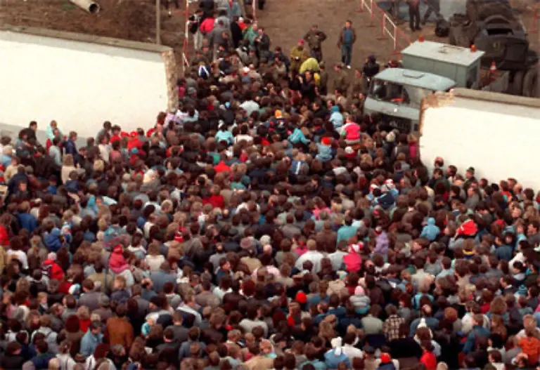 Als-Oberstleutnant-Harald-Jaeger-am-spaeten-Abend-des-9-November-1989-den-Befehl-zur-Oeffnung-der-Grenze-zwischen-den-Berliner-Bezirken-Prenzlauer-Berg-und-Wedding-gab-war-ihm-vermutlich-nicht-klar-welche-Auswirkungen-sein-Befehl-haben-wuerde