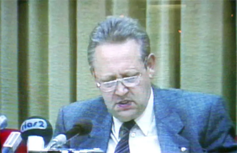 Jaeger-reagierte-auf-einen-Massenansturm-auf-seinen-Grenzuebergang-an-der-Bornholmer-Strasse-den-das-Politbuero-Mitglied-Guenter-Schabowski-mit-einer-betont-nebensaechlich-vorgetragenen-Bemerkung-ausgeloest-hatte