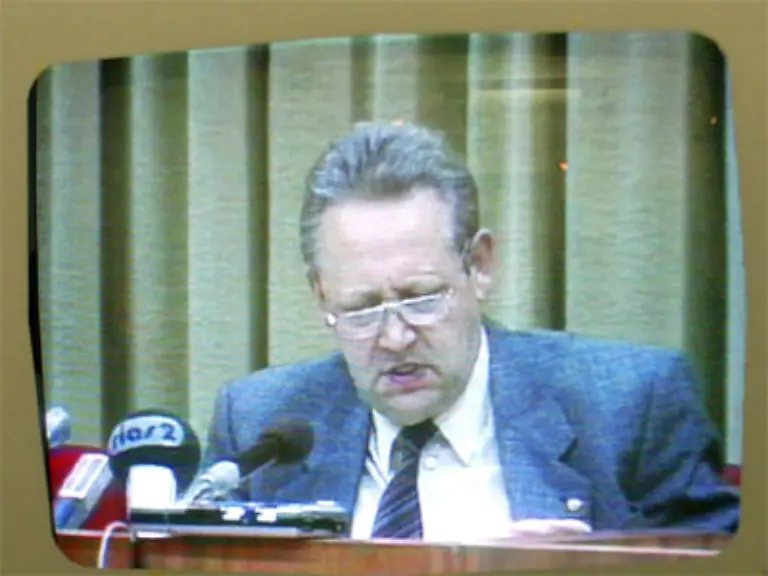 Schabowski-hatte-in-einer-Pressekonferenz-erklaert-die-DDR-habe-ihre-Grenzen-geoeffnet