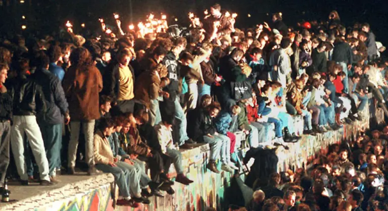 Auf-weitere-Nachfrage-erklaert-Schabowski-dies-trete-nach-seiner-Kenntnis-sofort-unverzueglich-in-Kraft-Ab-8-00-Uhr-des-folgenden-Tages-koenne-sich-jeder-sein-Visum-abholen-So-lange-wollten-die-Buerger-jedoch-nicht-warten