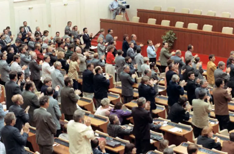 Als-1990-ein-neuer-Nationalfeiertag-gesucht-wurde-war-auch-der-9-November-im-Gespraech-gerade-weil-er-beide-Seiten-der-deutschen-Geschichte-zeige-Nicht-jeder-fand-die-Idee-geschmackvoll-gefeiert-wird-daher-am-3-Oktober-dem-Tag-der-deutschen-Einheit