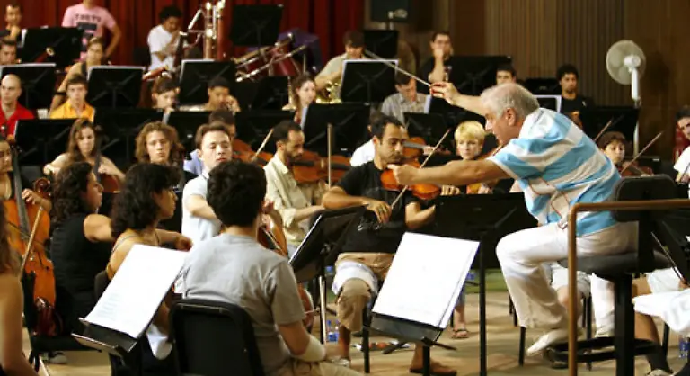 1999-gruendete-er-das-WestEastern-Divan-Orchestra-mit-jugendlichen-Musiker-aus-Israel-Palaestina-Libanon-Aegypten-Jordanien-sowie-Syrien