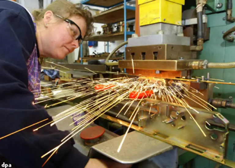 Nach-acht-Jahren-auf-der-Volksschule-ging-Muentefering-mit-14-Jahren-in-einem-Metall-verarbeitenden-Betrieb-in-die-Lehre-Als-fertiger-Industriekaufmann-arbeitete-er-aber-nur-zwei-Jahre-Nach-dem-Wehrdienst-wurde-die-Politik-sein-Beruf