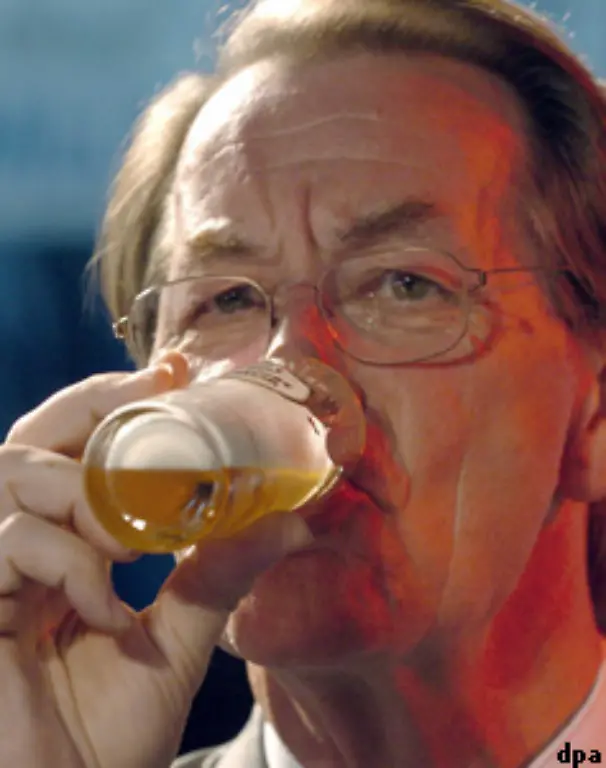 In-der-Disziplin-Wetttrinken-ist-ihm-Konkurrent-Clement-aber-einen-Schritt-voraus-Der-gewann-schon-gutes-Geld-mit-Kneipen-Wetten-weil-er-ein-Glas-mit-einem-Schluck-leeren-kann