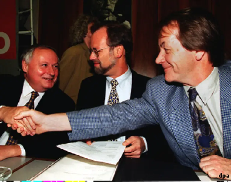 Franz-Muentefering-ist-wenige-aber-entscheidende-Jahre-aelter-als-die-Enkel-Willy-Brandts-Anders-als-die-Individualisten-Oskar-Lafontaine-Rudolf-Scharping-und-Gerhard-Schroeder-draengte-sich-Muentefering-nie-in-die-erste-Reihe-Die-Aemter-kamen-immer-zu-ihm