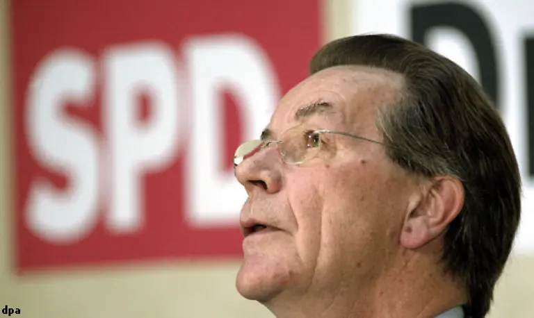 Unter-den-Mitgliedern-der-Troika-Scharping-Lafontaine-und-Schroeder-uebernahm-Muentefering-wichtige-Funktionen-Das-Wort-vom-Diener-dreier-Herren-lag-nahe-doch-es-traf-nicht-zu-Parteisoldat-Muentefering-diente-der-SPD
