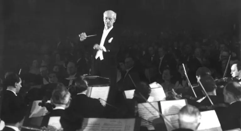 Als-Zwoelfjaehriger-er-nahm-in-diesem-Alter-bereits-die-ersten-Platten-auf-spielte-er-seinem-Idol-Wilhelm-Furtwaengler-vor-Der-war-sichtlich-beeindruckt-und-schrieb-einen-Brief-der-dem-Jungen-kuenftig-viele-Tueren-oeffnen-sollte-Daniel-Barenboim-ist-ein-Phaenomen