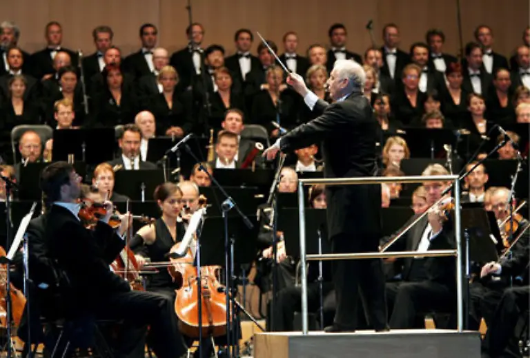 Ab-1965-arbeitete-er-zunaechst-vor-allem-mit-dem-English-Chamber-Orchestra-zusammen-1975-uebernahm-er-die-Leitung-des-Orchestre-de-Paris-im-Bild-die-Staatskapelle-Berlin