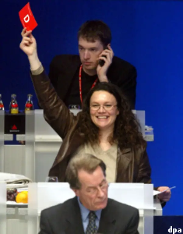 Fuenf-Jahre-spaeter-zeigte-sie-Muentefering-mit-einem-Lachen-im-Gesicht-die-rote-Karte-Auf-dem-Parteitag-2003-in-Bochum-stimmte-die-Rheinland-Pfaelzerin-gegen-den-zentralen-Reform-Leitantrag