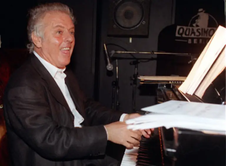 Sein-Repertoire-reicht-von-klassischer-ueber-romantische-Musik-bis-hin-zu-Jazz-Tango-oder-brasilianischer-Musik-hier-spielt-er-Duke-Ellington