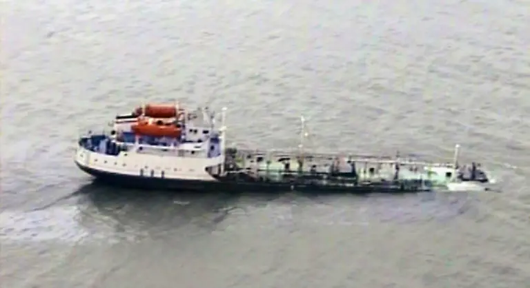 Das-Auseinanderbrechen-eines-russischen-Oeltankers-verursacht-im-Schwarzen-Meer-eine-der-groessten-Umweltkatastrophen-seit-Jahren
