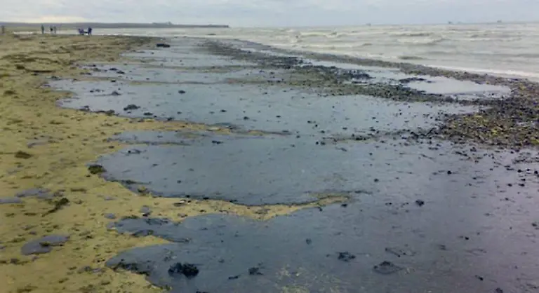 Mindestens-2-000-Tonnen-das-entspricht-unglaublichen-2-3-Millionen-Liter-Oel-flossen-nach-der-Havarie-ins-Meer