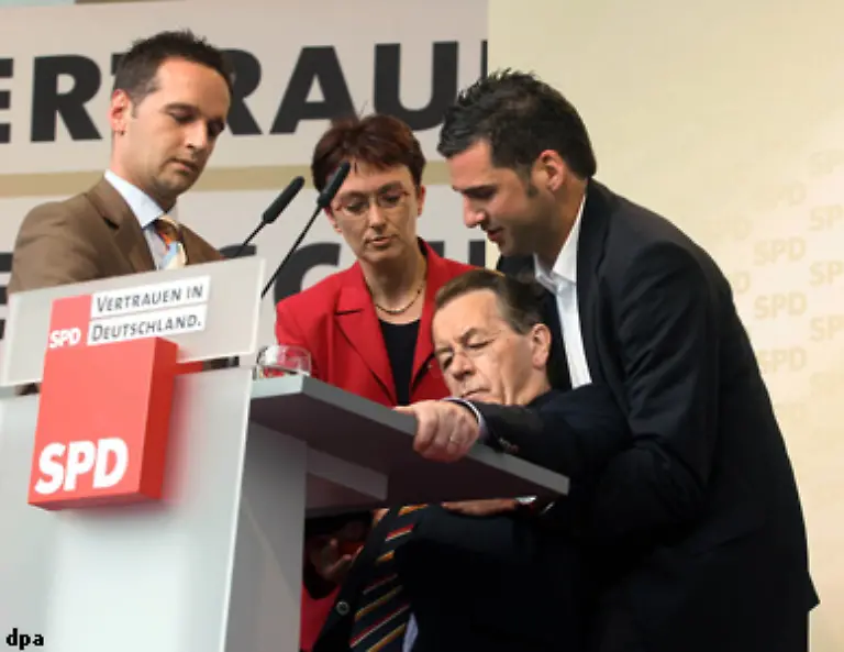 Der-Dauerwahlkampf-zehrte-an-den-Kraeften-des-damals-65-Jaehrigen-Bei-einer-Kundgebung-im-Saarland-machte-sein-Kreislauf-schlapp-Die-Parteifreunde-mussten-ihren-Vorsitzenden-stuetzen