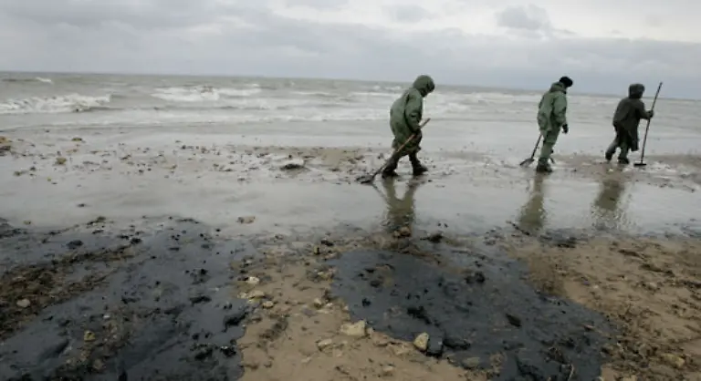 Dem-russischen-Wetterdienst-zufolge-tritt-weiter-Heizoel-aus-dem-gesunkenen-Tanker-in-das-Asowsche-Meer-aus