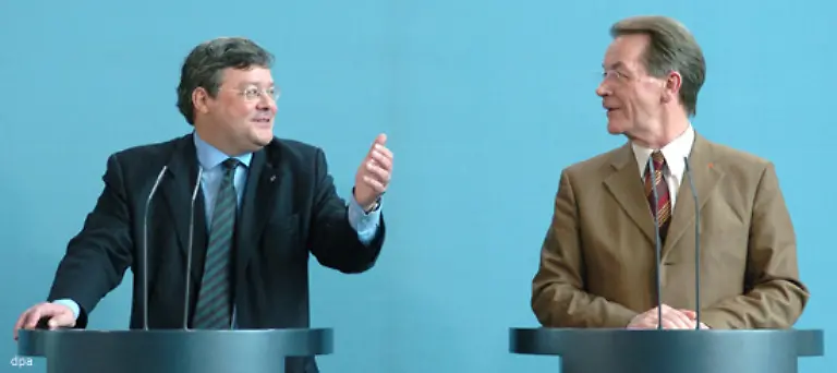 Nach-Einschaetzung-der-Gruenen-markiert-der-Rueckzug-Muenteferings-einen-tiefen-Einschnitt-Er-wird-in-der-Regierung-und-in-der-SPD-nicht-so-leicht-zu-ersetzen-sein-sagte-Gruenen-Chef-Buetikofer-Franz-Muentefering-war-eine-der-entscheidenden-Stuetzen-dieser-Regierung