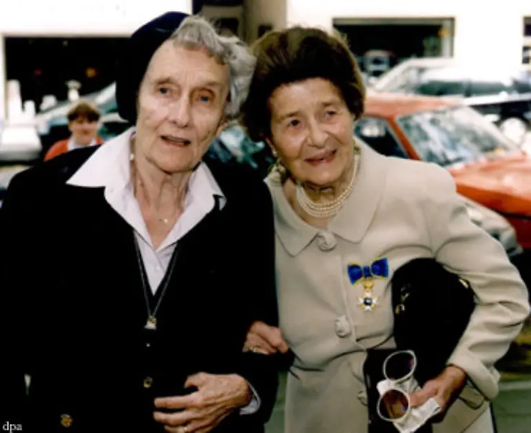 Noch-am-selben-Tag-sass-Oetinger-hier-Lindgren-mit-seiner-Frau-der-Autorin-des-witzigen-Buechleins-gegenueber-denn-der-Stockholmer-Buchhaendler-kannte-Astrid-Lindgren-die-gleich-um-die-Ecke-arbeitete-und-Oetinger-prompt-empfing