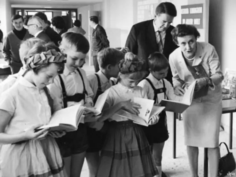 Fast-190-Schulen-schmuecken-sich-zwischen-Flensburg-und-Kempten-mit-Lindgrens-Namen-und-zitieren-damit-deren-Motto-im-respektvollen-Umgang-mit-Kindern-Liebe-Freiheit-und-vor-allem-niemals-Gewalt