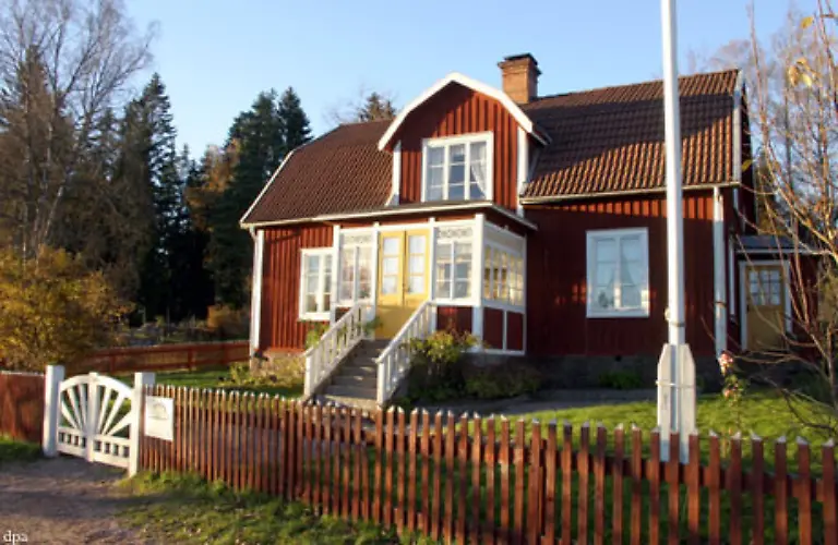Das-rote-Holzhaus-mit-den-weissen-Fensterrahmen-sieht-noch-aus-wie-frueher-Wo-Astrid-und-ihre-Geschwister-so-ausgelassen-tobten-muessen-Touristen-heute-blaue-Plastiktueten-um-die-Schuhe-ziehen