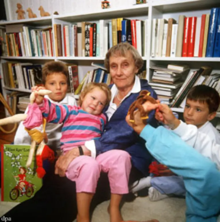 Kinder-stark-machen-damit-sie-ihr-ganzes-Leben-lang-nicht-vergessen-was-sie-haelt-vorantreibt-und-immer-wieder-zum-Lachen-bringt-so-aehnlich-koennte-die-grosse-Ueberschrift-lauten-fuer-die-sie-hierzulande-so-viele-Menschen-lieben