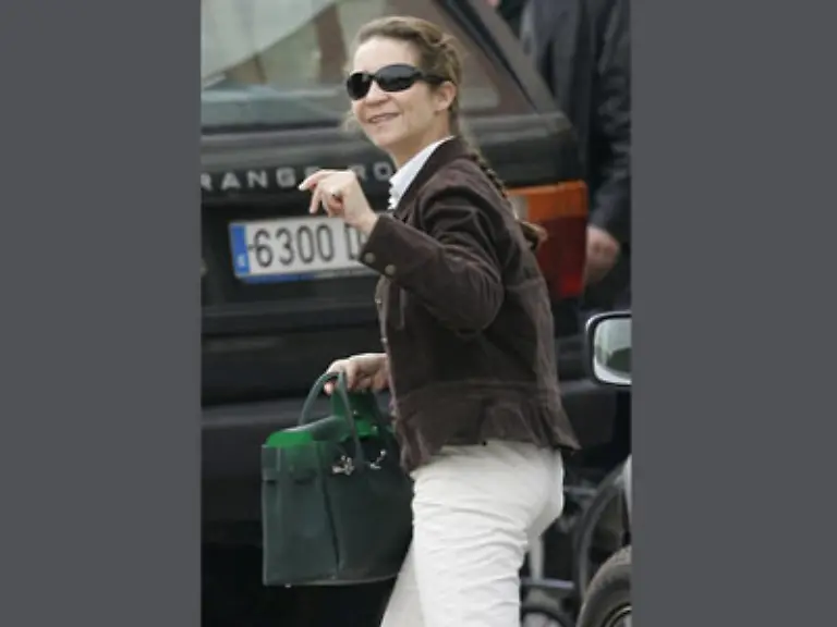 Elena-pflegt-dagegen-einen-eher-bescheidenen-Lebensstil-und-interessiert-sich-vor-allem-fuers-Reiten-und-andere-Sportarten