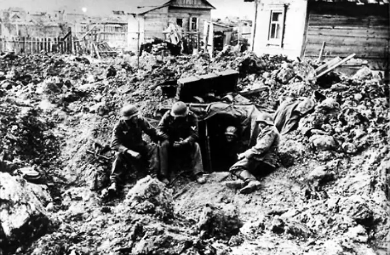 Auch-die-militaerische-Fuehrung-durch-Hitler-war-in-den-Augen-Stauffenbergs-verfehlt-Im-Bild-eine-Kampfszene-der-Schlacht-um-Stalingrad-1942