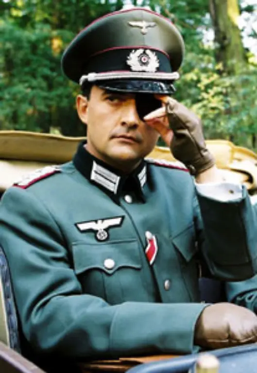 Seine-Abkehr-von-Hitler-fand-demnach-statt-bevor-er-1943-nach-Tunesien-an-die-Front-musste-Dort-wurde-er-schwer-verwundet-verlor-die-rechte-Hand-zwei-Finger-der-linken-und-ein-Auge-Ausschnitt-aus-einem-TV-Film