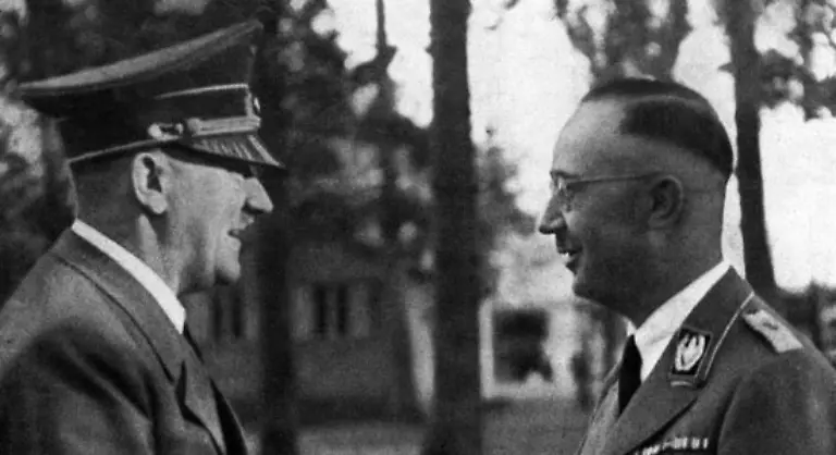 Im-Militaer-sah-Stauffenberg-ein-Machtmittel-sich-auch-gegen-die-SS-zu-behaupten-Rechts-im-Bild-Heinrich-Himmler-Reichsfuehrer-SS-dem-auch-die-Gestapo-und-der-Sicherheitsdienst-SD-unterstanden