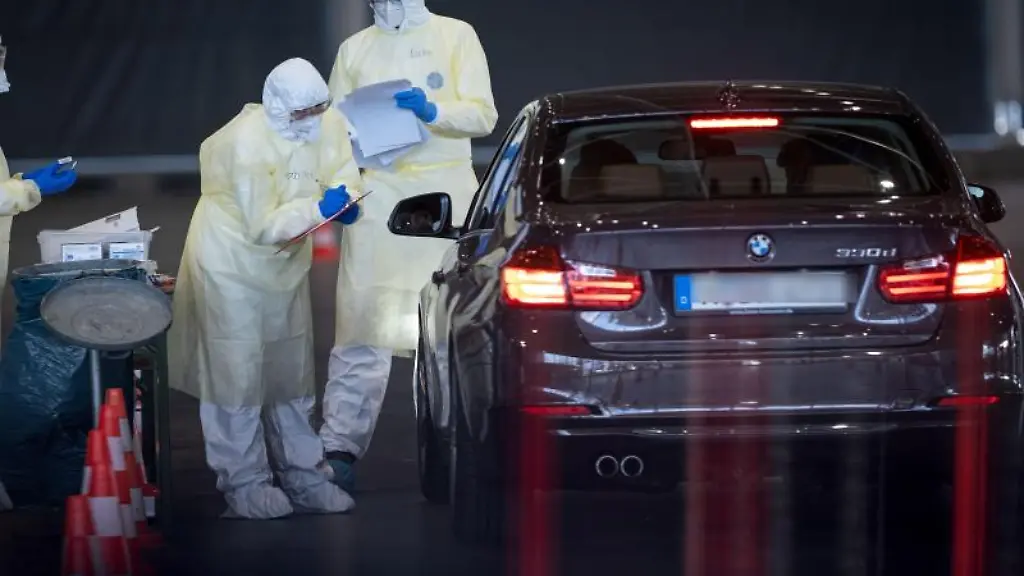 Corona-Drive-In-Testzentrum-auf-dem-Messegelaende-in-Hannover